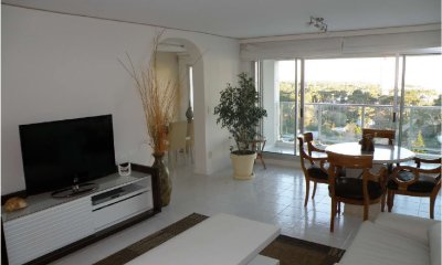 Vendo apartamento 4 dormitorios frente al mar, edificio con servicios, playa mansa, Punta del Este