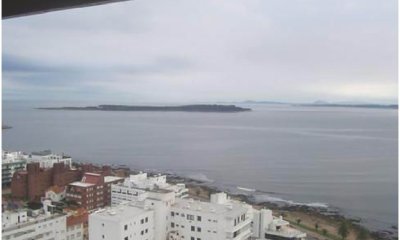 Apartamento en piso alto, torre tradicional en Punta del Este (Península)