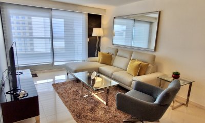 Venta apartamento de 3 dormitorios y servicio con baño 2da línea playa Brava Punta del Este