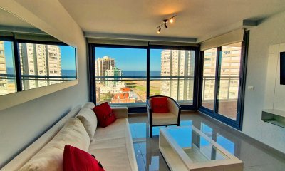 Vendo apartamento 2 dormitorios con buena vista y servicios, playa brava, Punta del Este