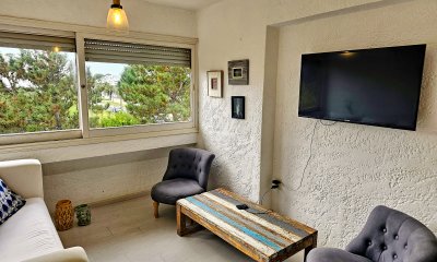 En venta apartamento 2 dormitorios con vista parcial a playa Brava, Punta del Este