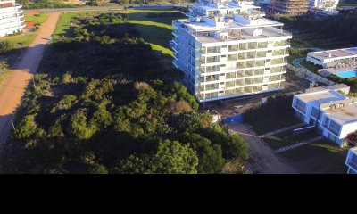 Venta de apartamento pent house de 3 suites mas servicio con baño y terraza primera linra en playa brava