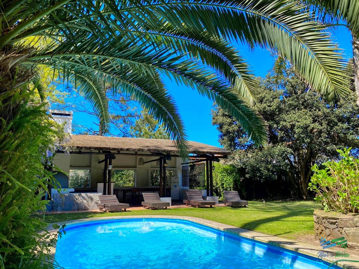 GRAN CASA, 4 DORMITORIOS CON PISCINA CLIMATIZADA, PINARES, PUNTA DEL ESTE DISPONIBLE TEMPORADA 2025!!!