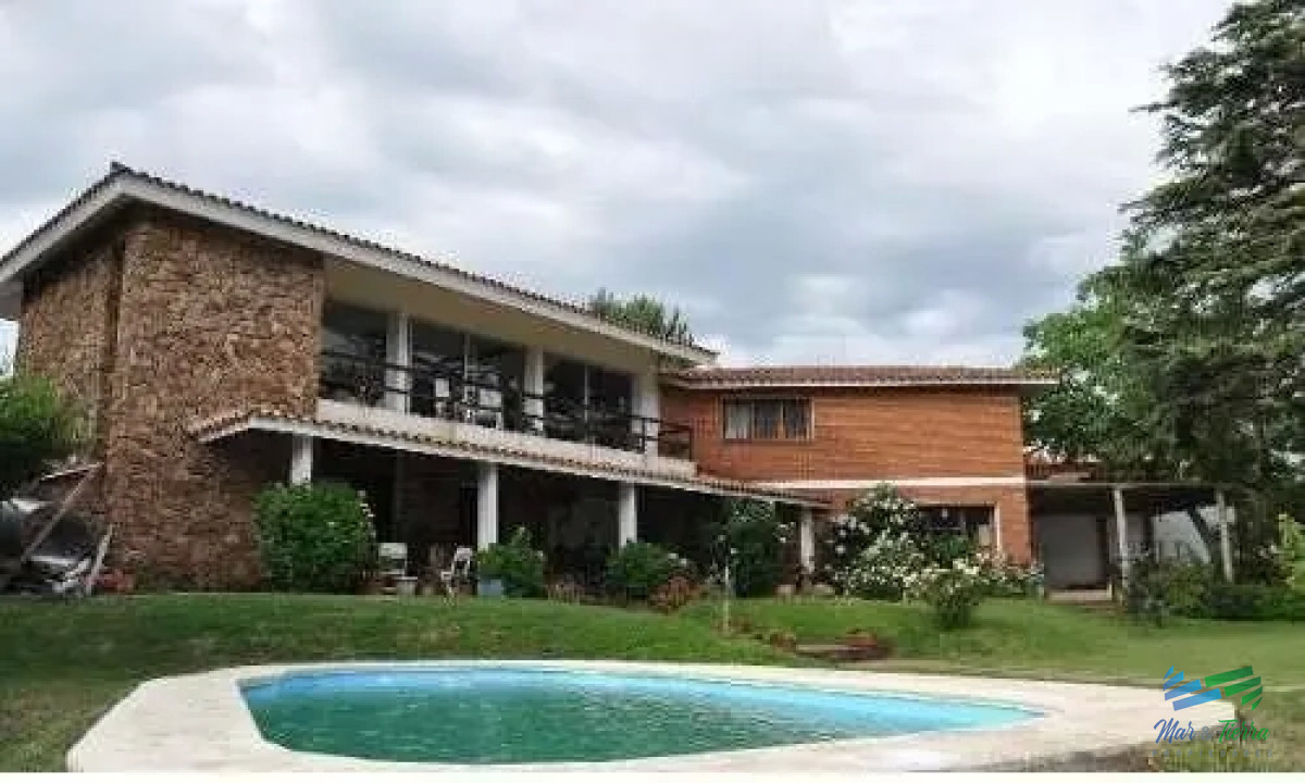Casa en venta. Cuenta con ambientes amplios, luminosos. A cuadras del mar. Punta del este.