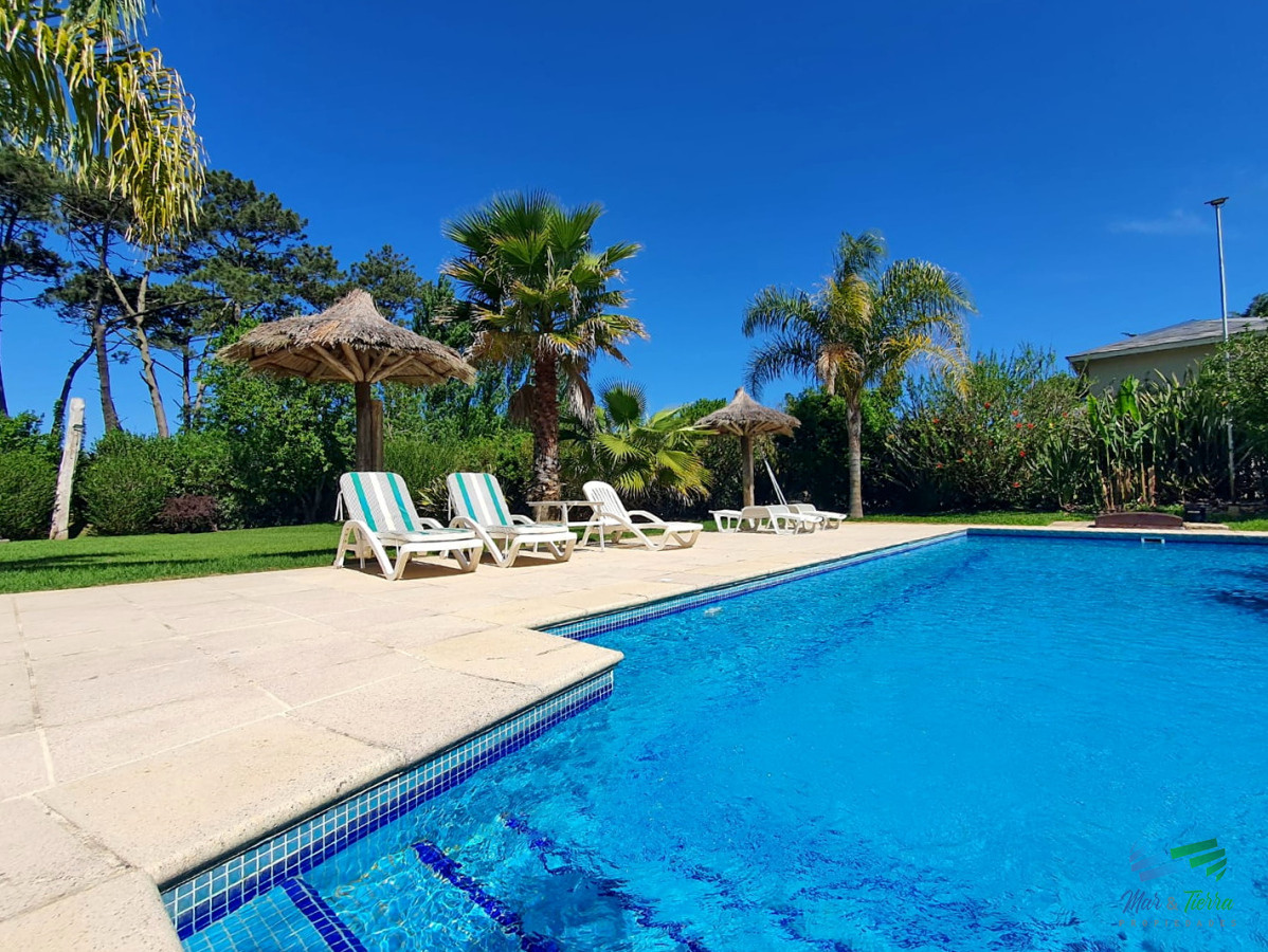 CASA CON GRAN PATIO, PISICNA, TRES DORMITORIOS DISPONIBLE TEMPORADA 2025 