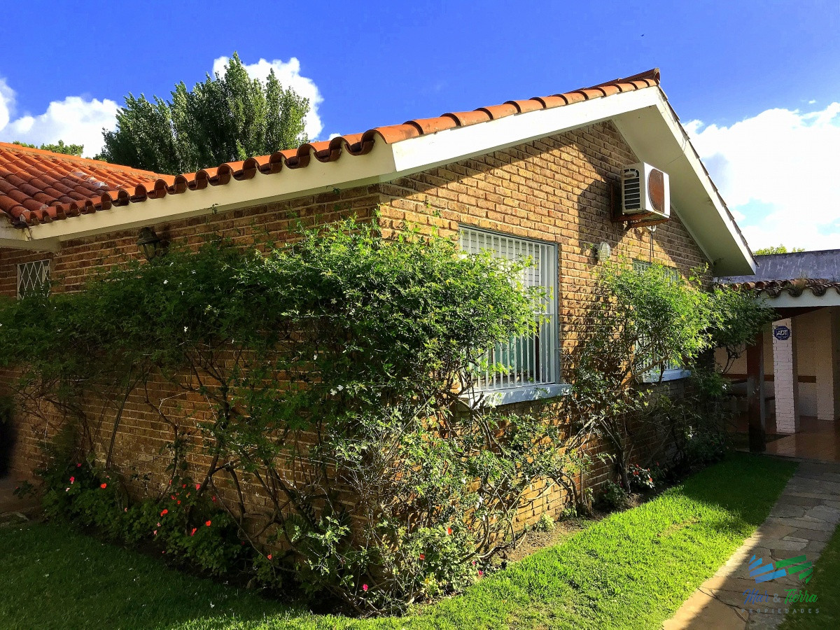 Vendo casa 4 dormitorios en Punta del este a 200 mts de playa Mansa