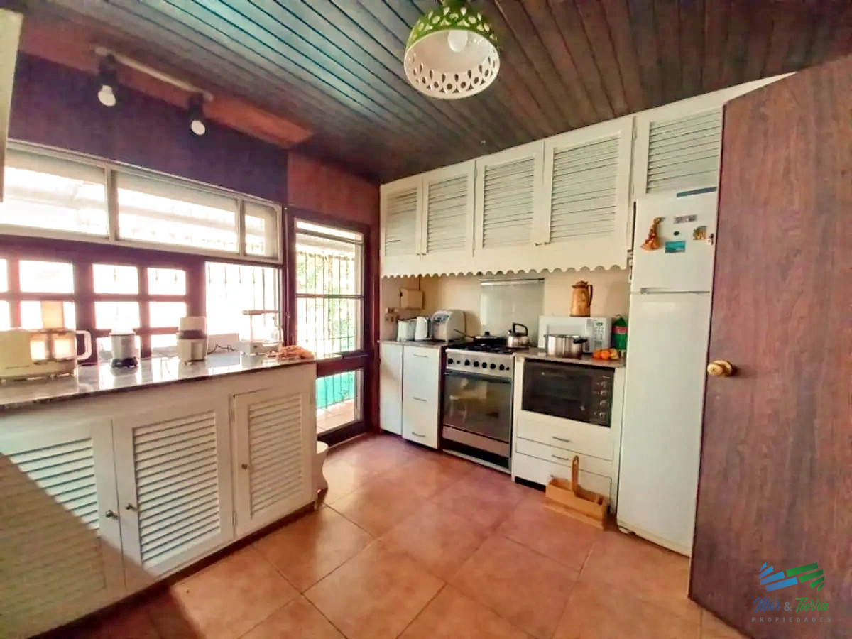 Casa ID.4464 - Casa de 6 dormitorios con piscina en venta en Pinares, Punta del Este.