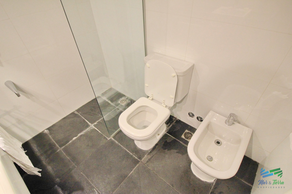 Casa ID.1656 -  En alquiler!!  Hermosa casa en alquiler zona Pinares, cuenta con piscina y gran jardin.