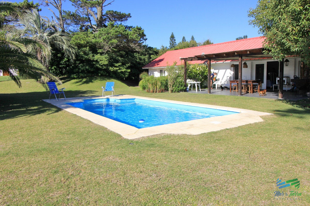 Casa ID.1656 -  En alquiler!!  Hermosa casa en alquiler zona Pinares, cuenta con piscina y gran jardin.