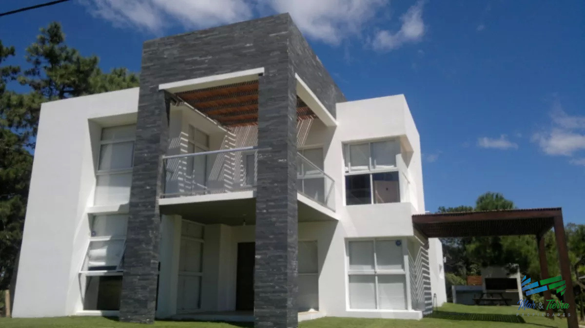 Casa ID.2590 - En alquiler casa 5 dormitorios con piscina en Rincon del Indio, playa brava, Punta del Este.