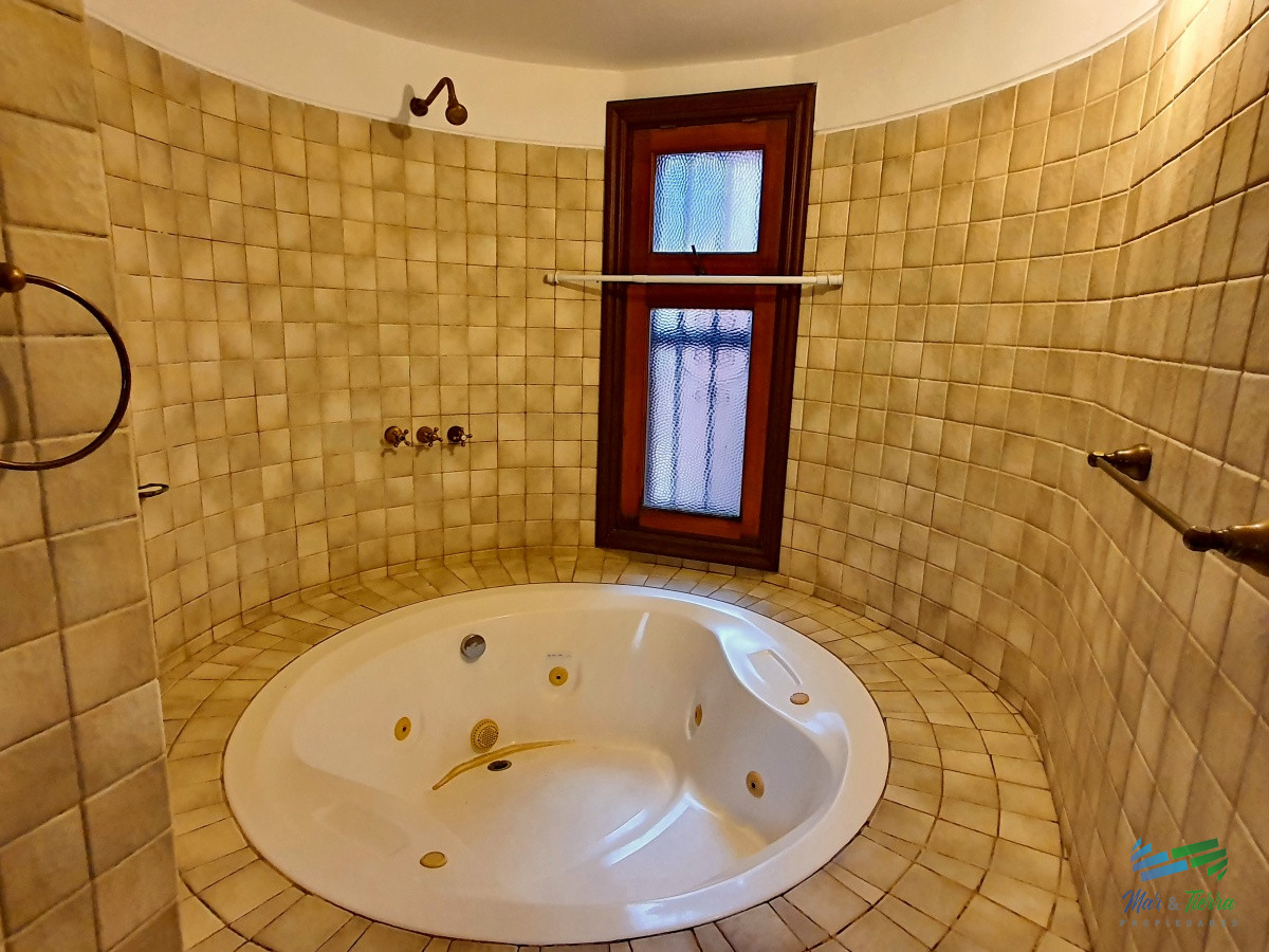 Casa ID.3918 - Vendo casa 5 dormitorios con gran terreno en Cantegril, Punta del Este.