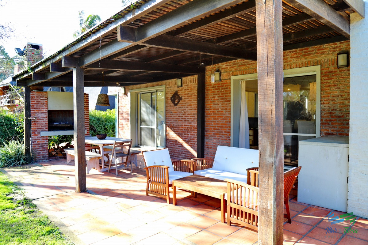 Casa ID.1741 - Vendo casa 4 dormitorios, con piscina en Pinares, Punta del Este