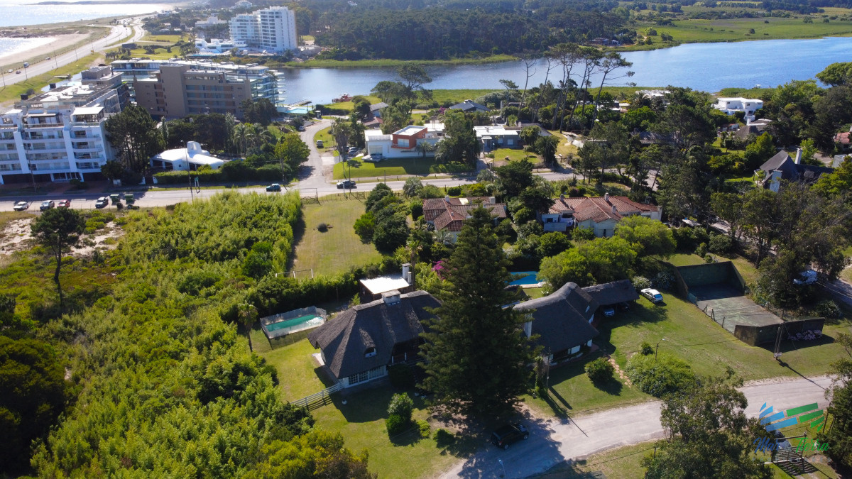 Casa ID.1856 - En venta casa 5 con piscina, a 1 cuadra de la playa mansa, Pintares, Punta del Este
