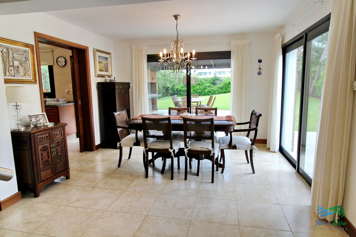 Casa ID.1811 - En alquiler!!  Moderna casa ubicada a 1 cuadra del mar, con vista parcial desde el dormitorio principal. 