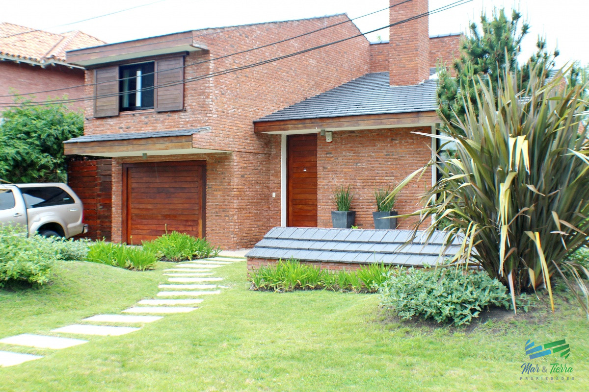 Casa ID.1811 - En alquiler!!  Moderna casa ubicada a 1 cuadra del mar, con vista parcial desde el dormitorio principal. 