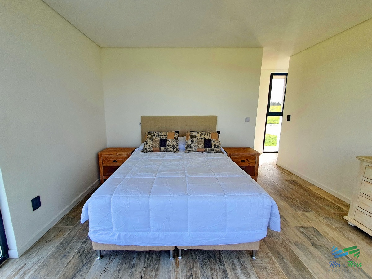 Casa ID.4341 - Vendo casa a estrenar, 3 dormitorios en suite, piscina, en barrio privado Laguna de los Cisnes, Laguna del Sauce, Punta del Este