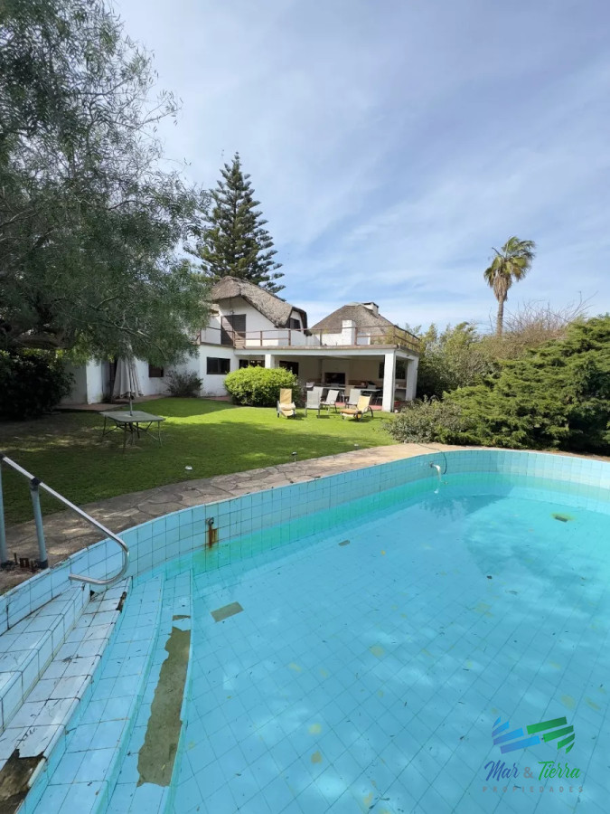 Casa ID.4947 - En venta cabaña con gran terreno, piscina y cancha de paddle en Pinares, Punta del Este