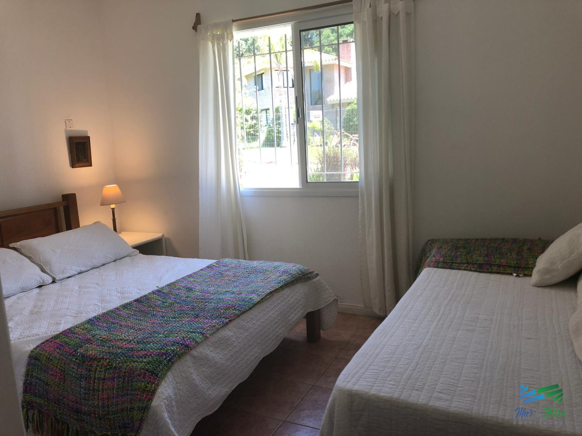 Casa ID.1658 - Casa de 3 dormitorios con piscina climatizada en alquiler. Playa brava.