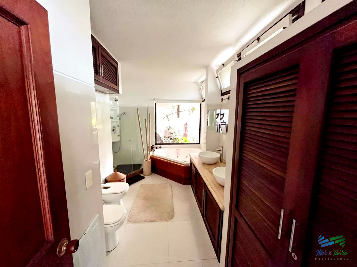 Casa ID.1580 - Casa 5 dormitorios y piscina en venta a 2 cuadras de playa mansa, Punta del este.