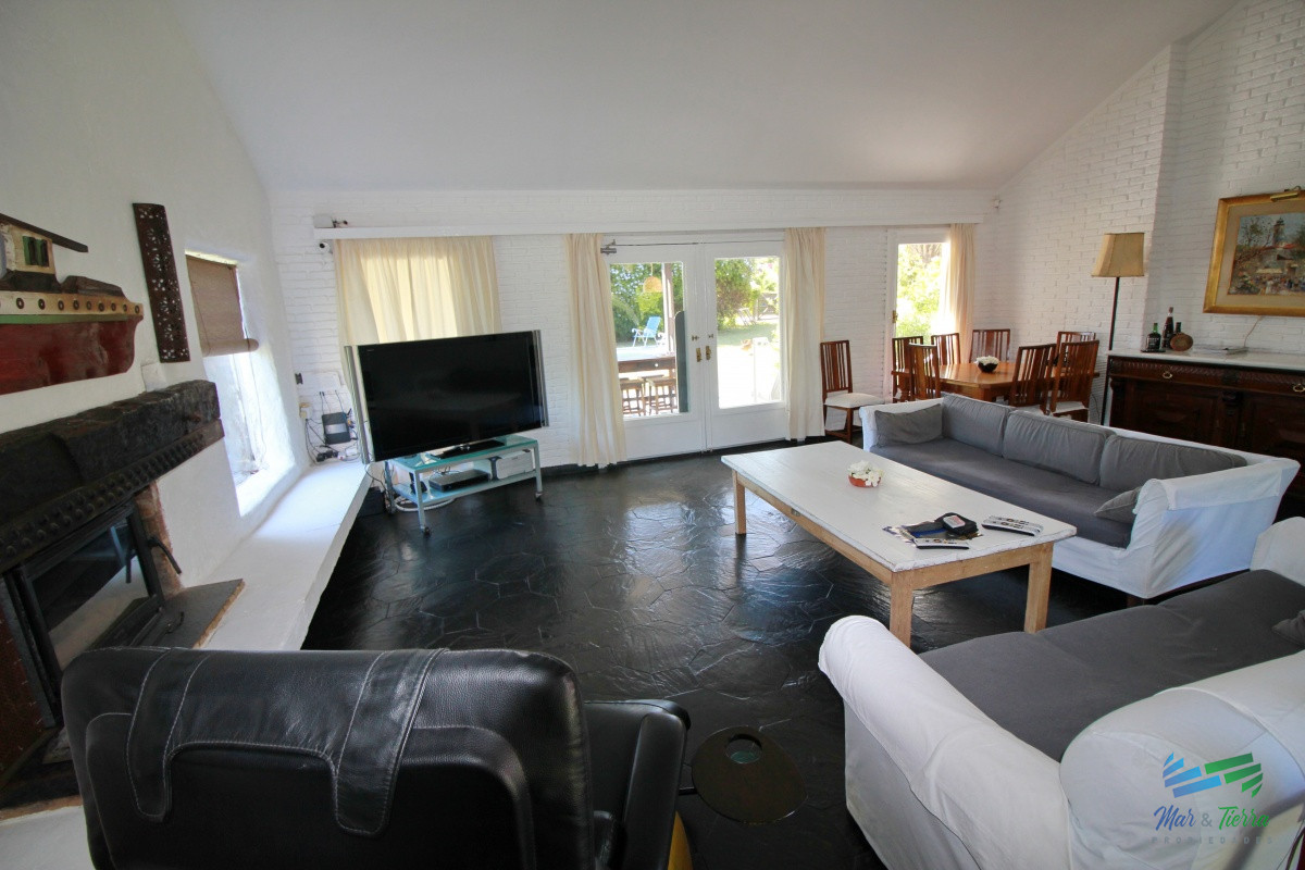 Casa ID.1656 -  En alquiler!!  Hermosa casa en alquiler zona Pinares, cuenta con piscina y gran jardin.