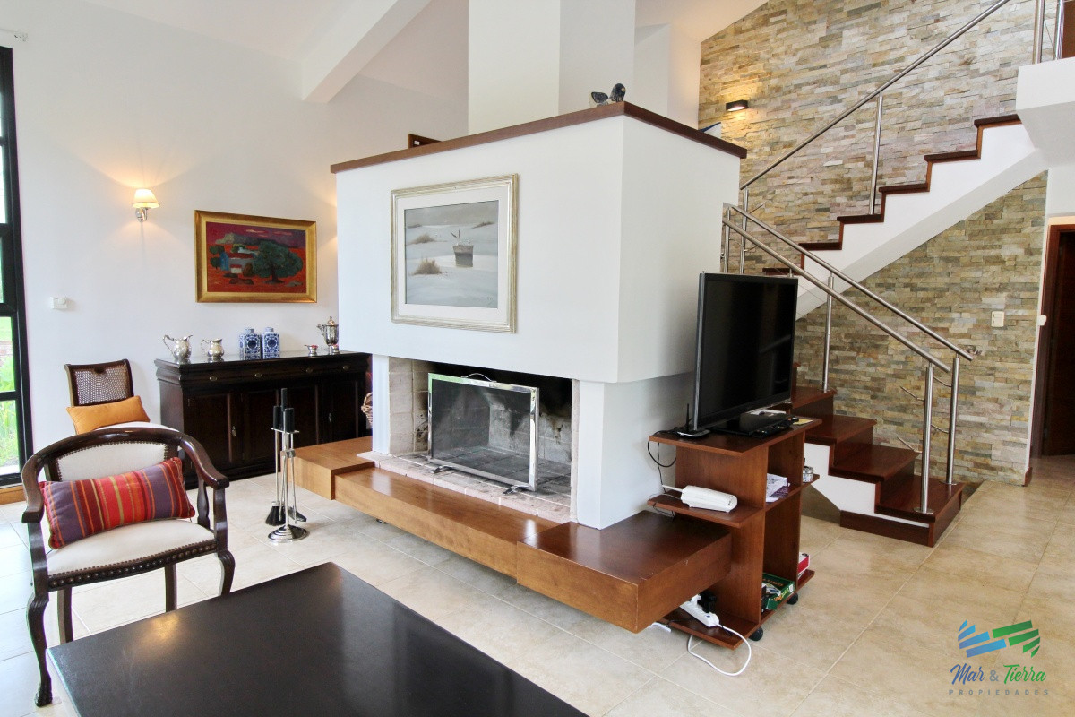 Casa ID.1811 - En alquiler!!  Moderna casa ubicada a 1 cuadra del mar, con vista parcial desde el dormitorio principal. 
