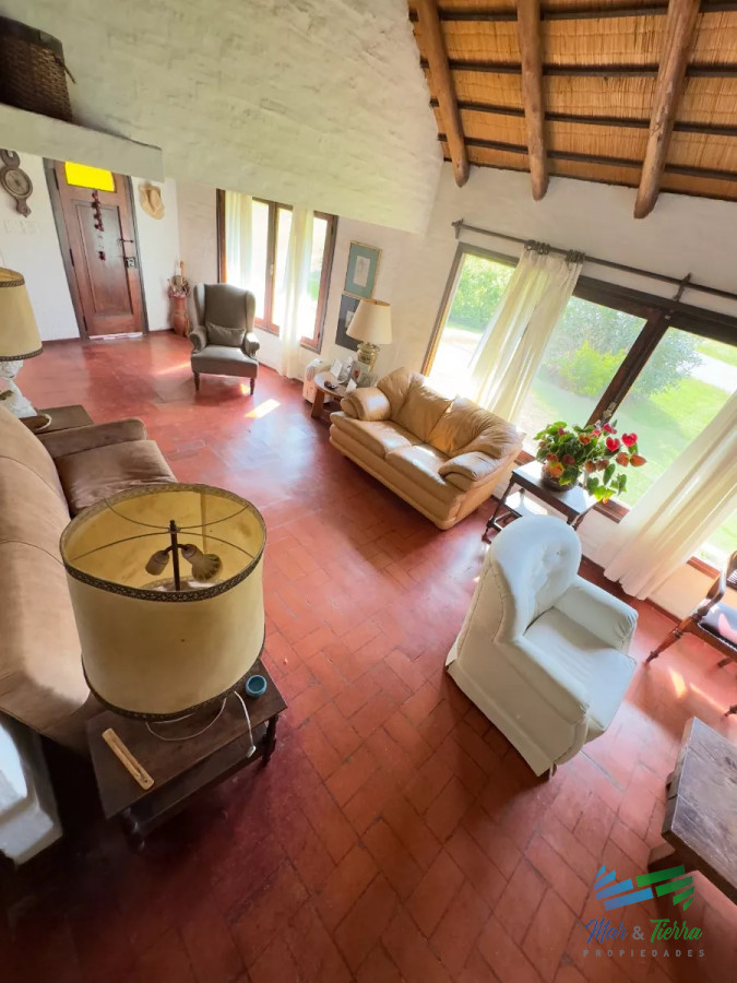 Casa ID.4947 - En venta cabaña con gran terreno, piscina y cancha de paddle en Pinares, Punta del Este
