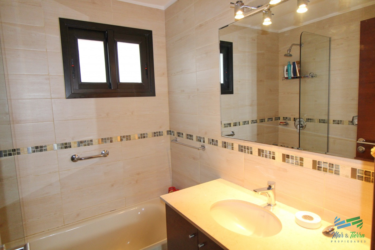 Casa ID.1811 - En alquiler!!  Moderna casa ubicada a 1 cuadra del mar, con vista parcial desde el dormitorio principal. 