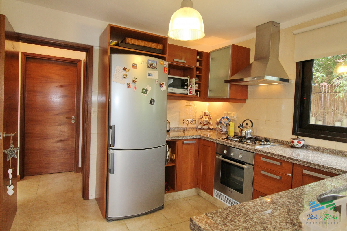Casa ID.1811 - En alquiler!!  Moderna casa ubicada a 1 cuadra del mar, con vista parcial desde el dormitorio principal. 