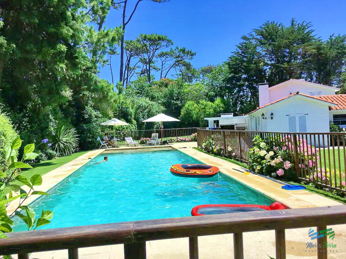 Casa ID.4287 - En venta casa 6 dormitorios con gran terreno y piscina, en la brava, Punta del Este