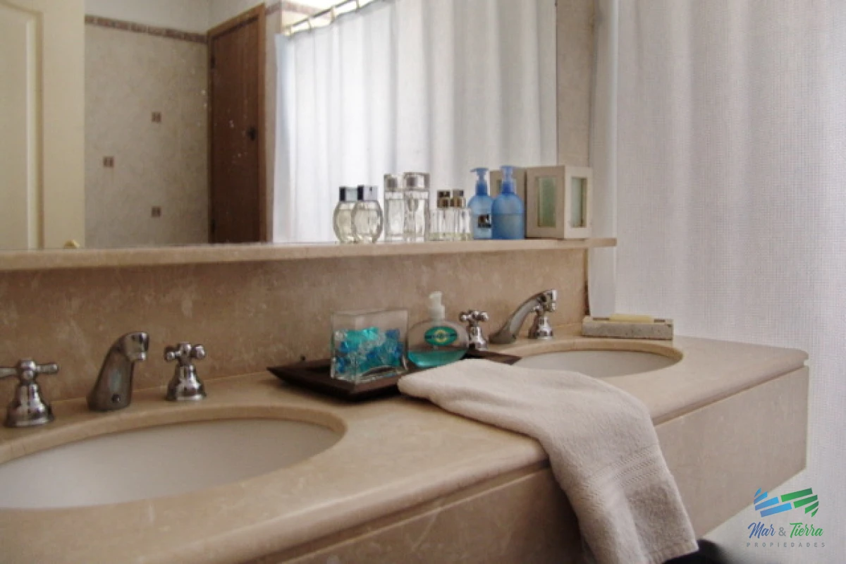 Casa ID.5210 - Atto BAJO DE PRECIO ! Espectacular Residencia sobre el mar, dominando el atardecer en 1 hectárea de terreno en primera línea