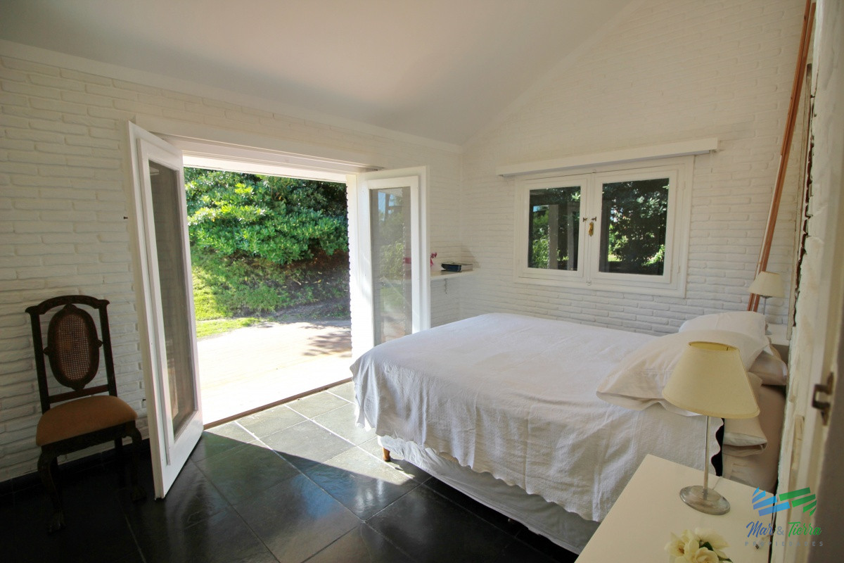 Casa ID.1656 -  En alquiler!!  Hermosa casa en alquiler zona Pinares, cuenta con piscina y gran jardin.