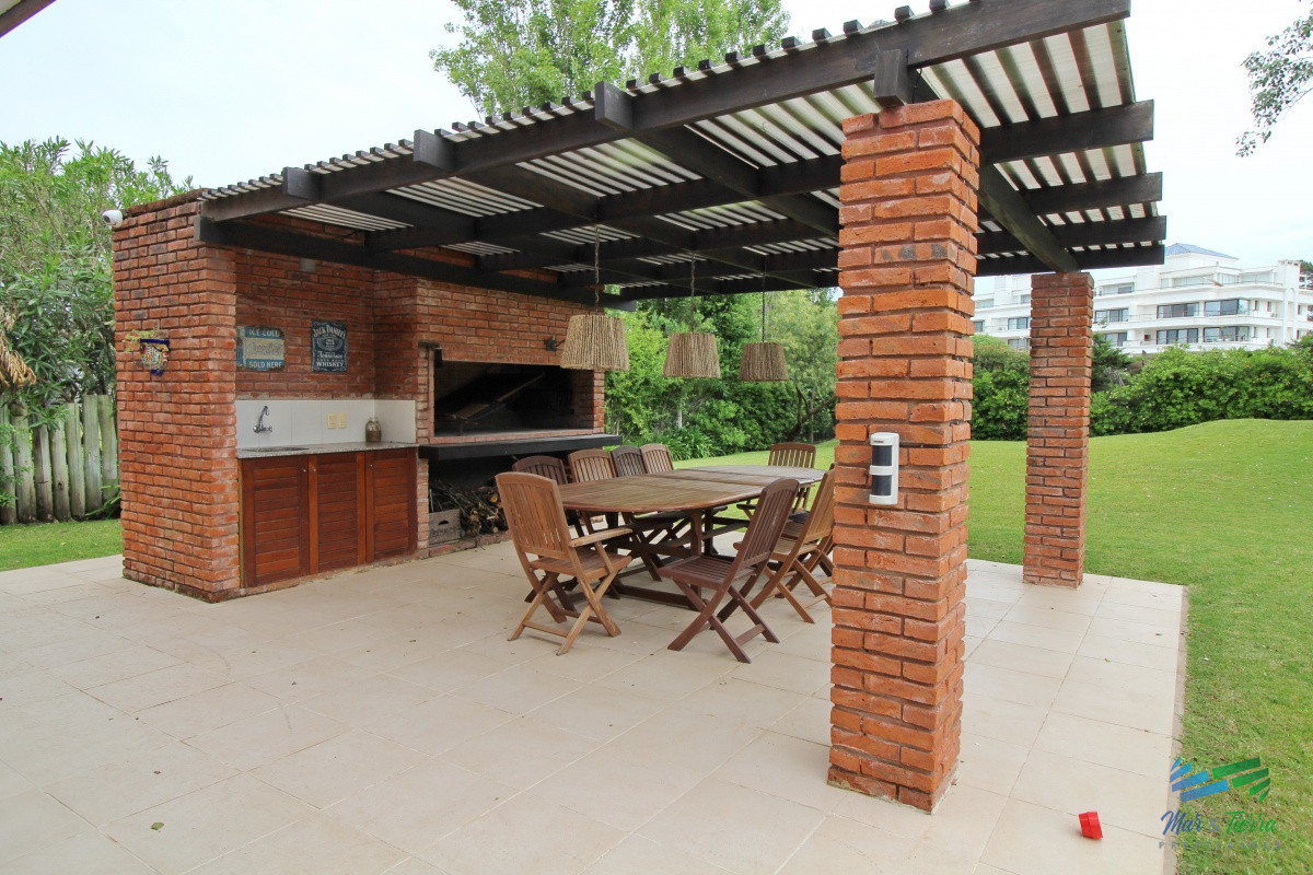 Casa ID.1811 - En alquiler!!  Moderna casa ubicada a 1 cuadra del mar, con vista parcial desde el dormitorio principal. 