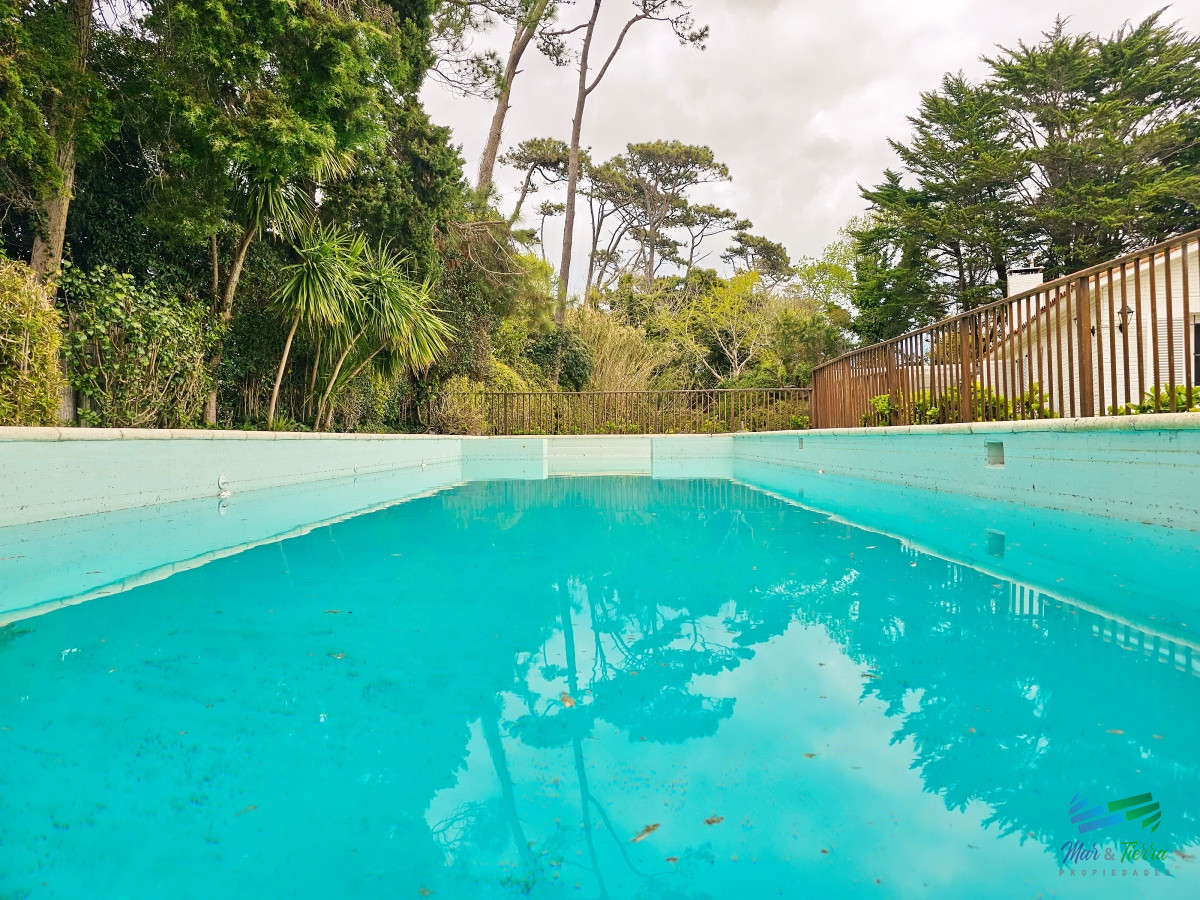 Casa ID.4287 - En venta casa 6 dormitorios con gran terreno y piscina, en la brava, Punta del Este