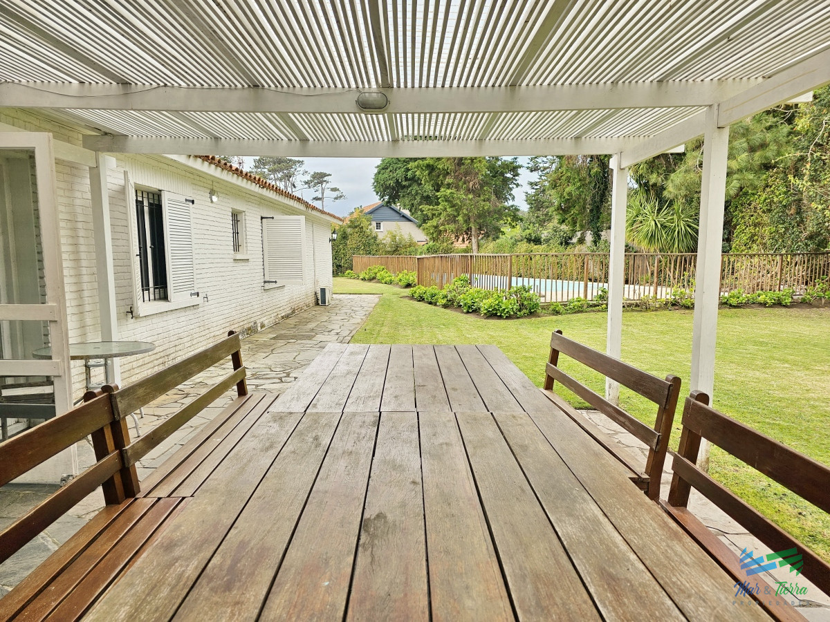 Casa ID.4287 - En venta casa 6 dormitorios con gran terreno y piscina, en la brava, Punta del Este