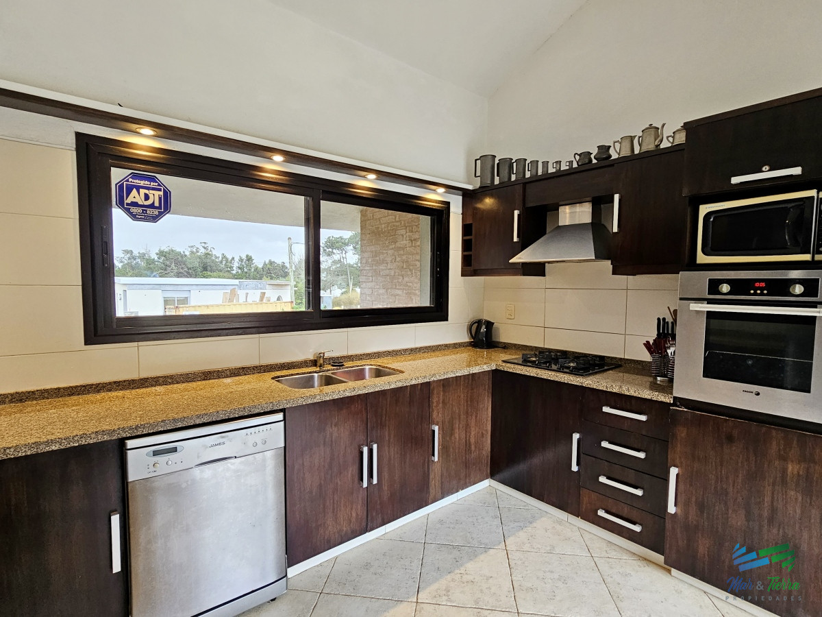 Casa ID.1663 - Se vende casa 5 dormitorios, con piscina en Rincon del Indio, playa Brava, Punta del Este.