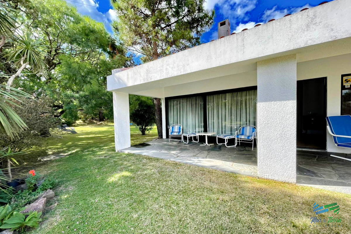 Casa ID.1686 - Vendo casa de 4 dormitorios a dos cuadras del mar, playa mansa, Punta del Este