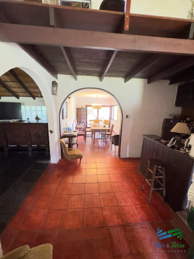 Casa ID.4947 - En venta cabaña con gran terreno, piscina y cancha de paddle en Pinares, Punta del Este