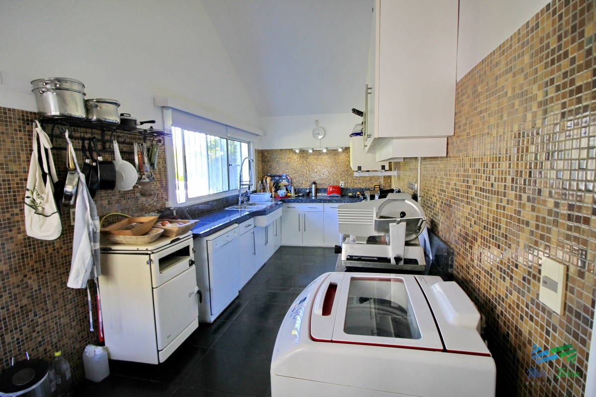 Casa ID.1656 -  En alquiler!!  Hermosa casa en alquiler zona Pinares, cuenta con piscina y gran jardin.