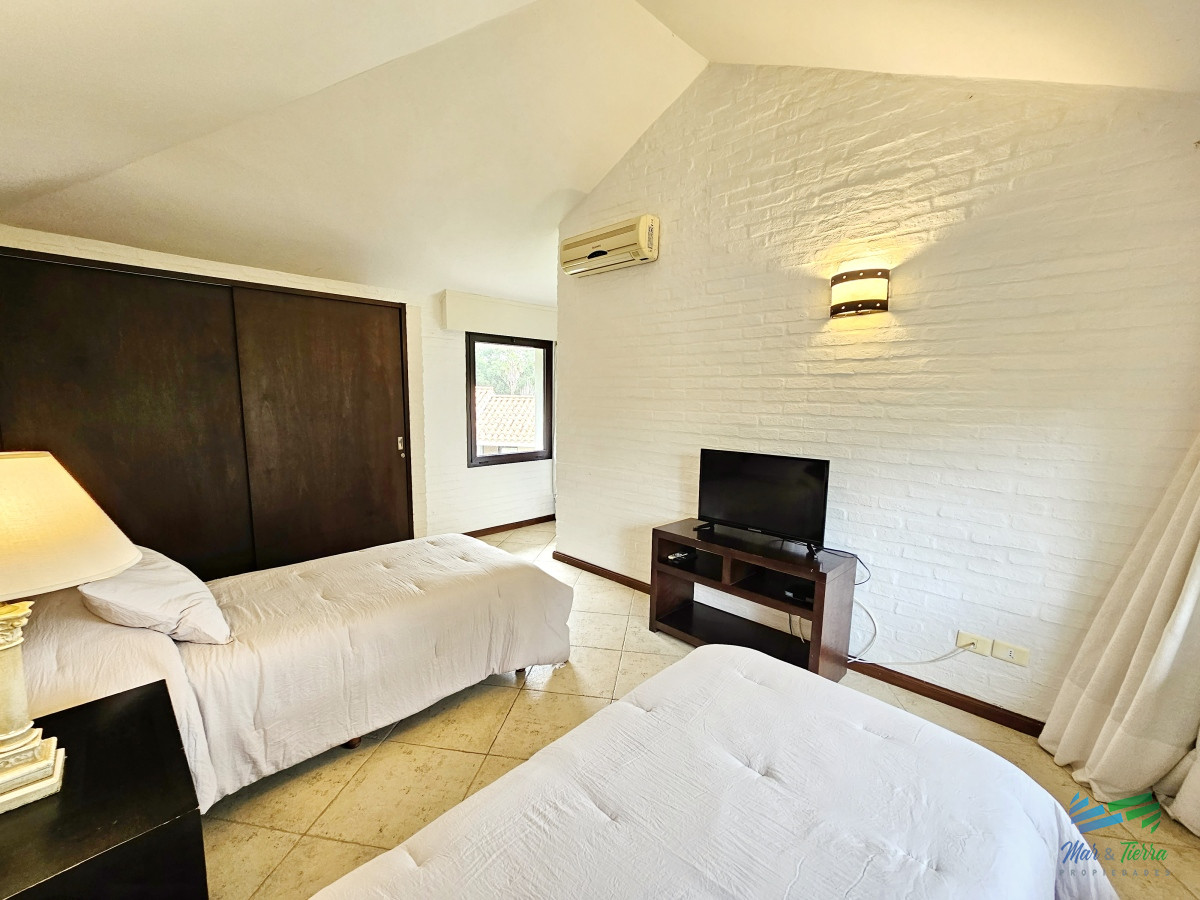 Casa ID.1663 - Se vende casa 5 dormitorios, con piscina en Rincon del Indio, playa Brava, Punta del Este.