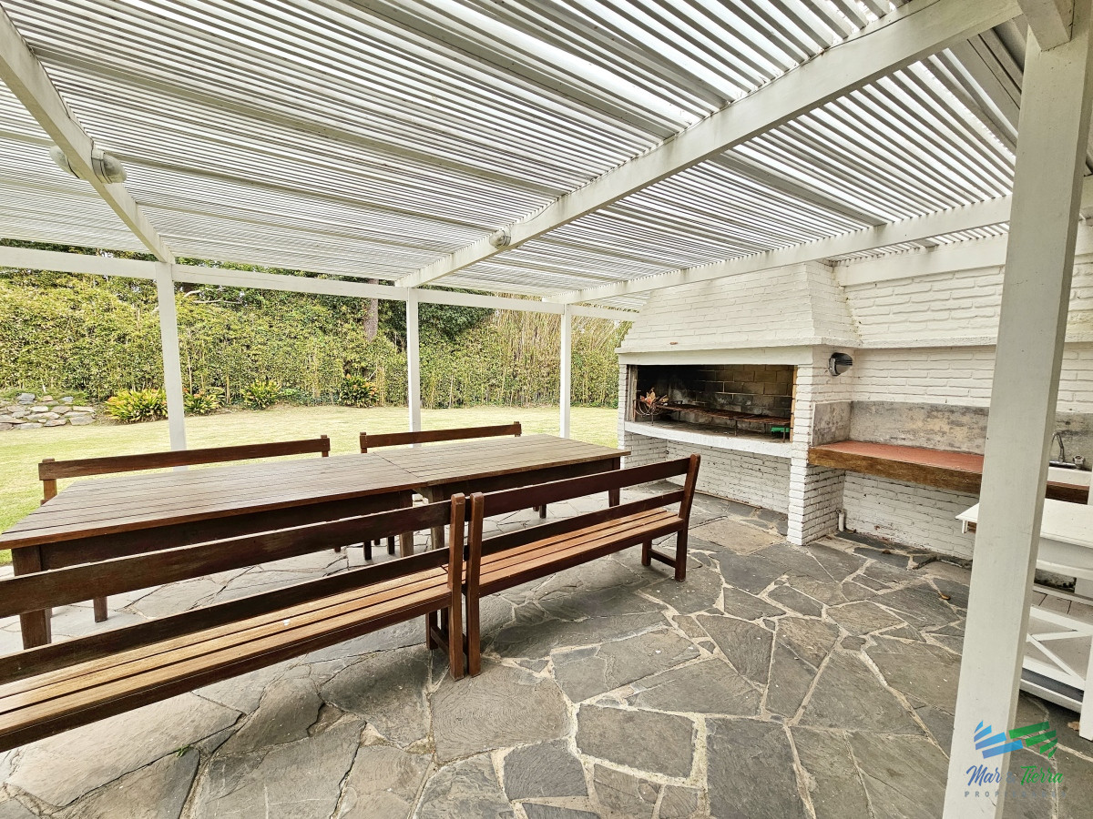 Casa ID.4287 - En venta casa 6 dormitorios con gran terreno y piscina, en la brava, Punta del Este