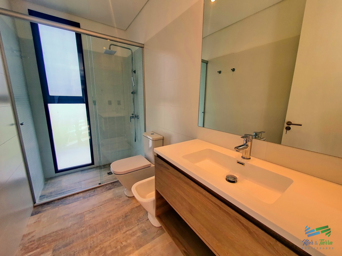 Casa ID.4341 - Vendo casa a estrenar, 3 dormitorios en suite, piscina, en barrio privado Laguna de los Cisnes, Laguna del Sauce, Punta del Este
