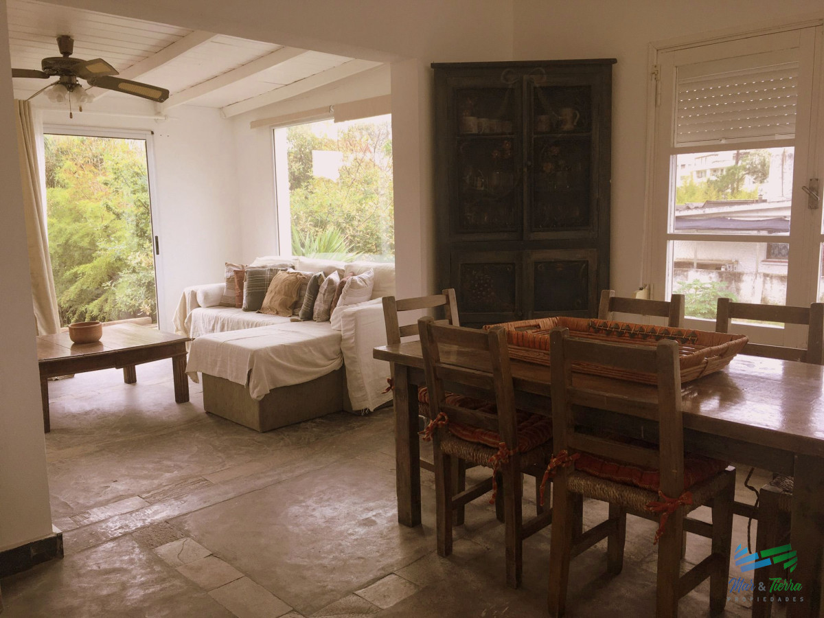 Casa ID.1755 - VENTA de casa en playa mansa,  casa en zona de Pinares, con vista al mar de 3 dormitorios