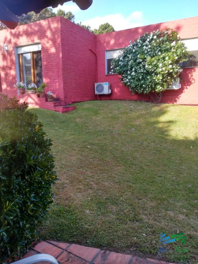 Casa ID.1716 - En alquiler.. muy linda casa con agradable entorno verde.