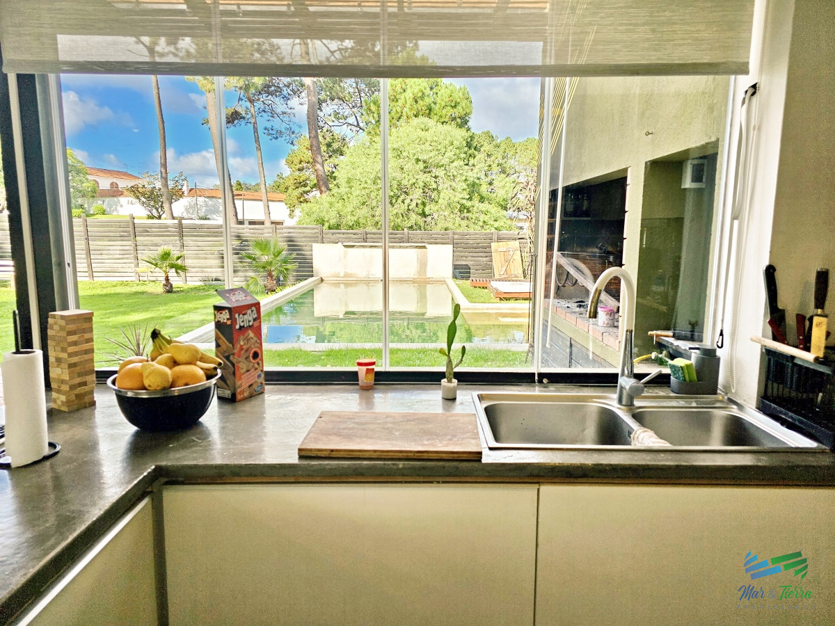 Casa ID.4698 - CASA EN VENTA, 3 DORMITORIOS, PISCINA EN BEVERLY HILLS 