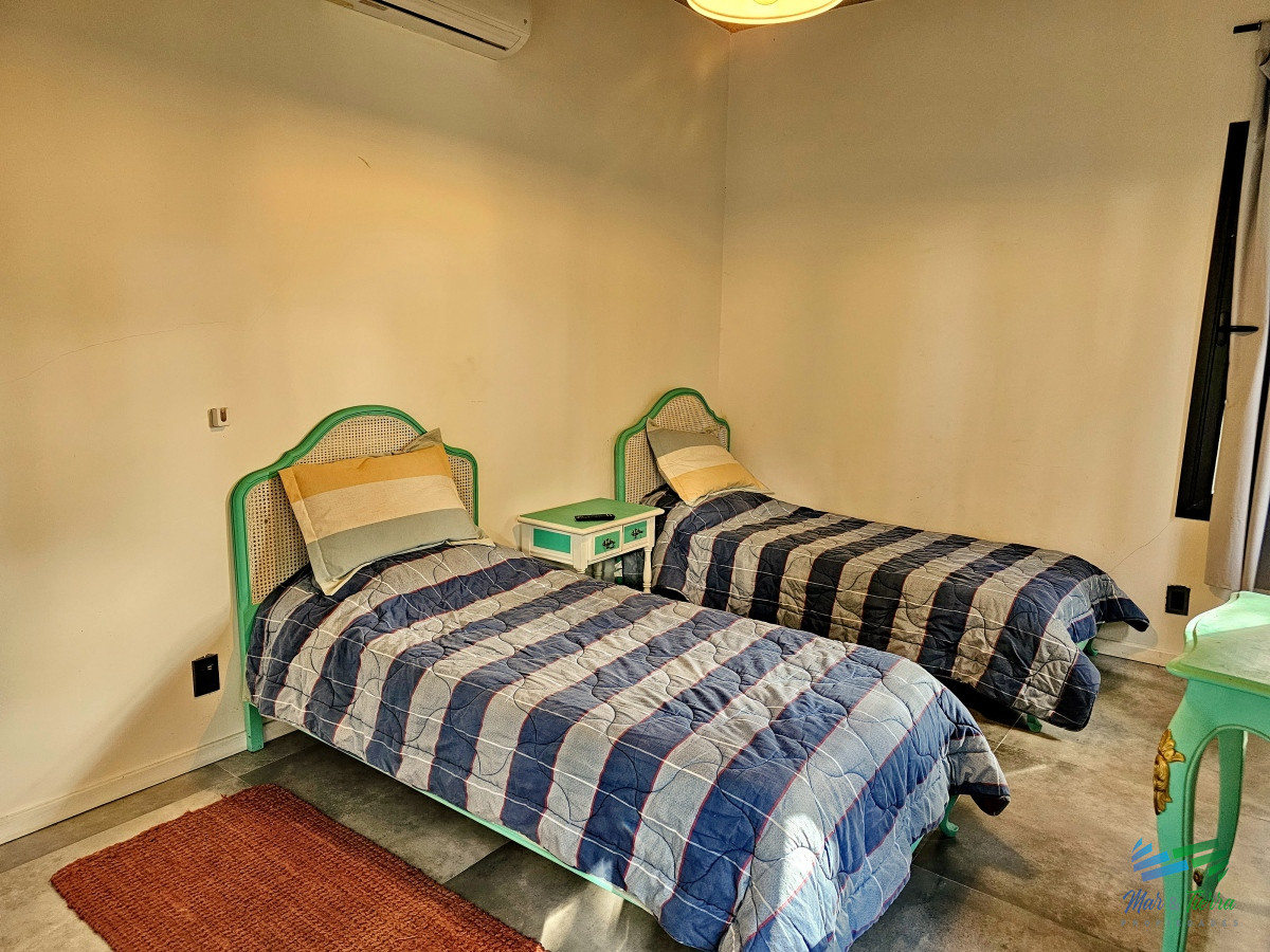 Casa ID.4698 - CASA EN VENTA, 3 DORMITORIOS, PISCINA EN BEVERLY HILLS 