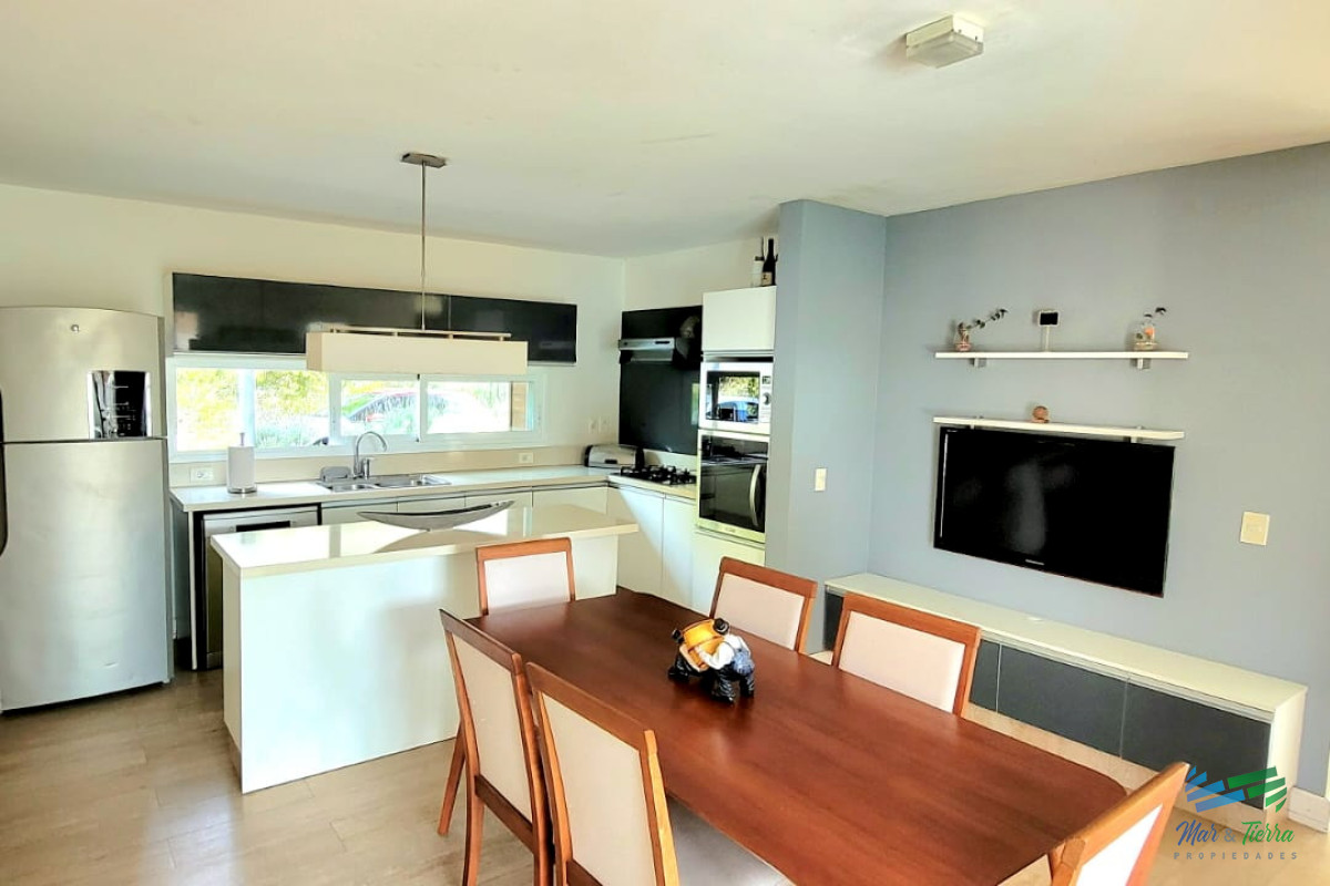 Casa ID.4696 - MODERNA CASA EN VENTA, 4 DORMITORIOS, 4 BAÑOS, MARLY
