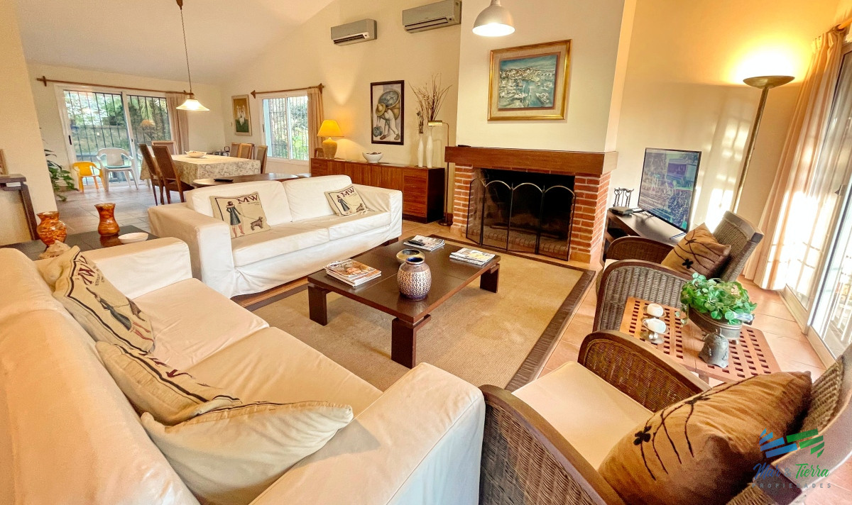 Casa ID.1902 - Vendo casa 5 dormitorios cerca de playa mansa, Punta del Este