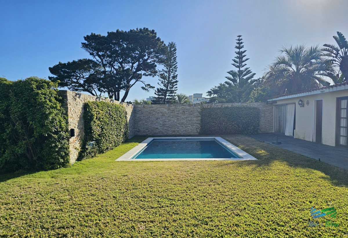 Casa ID.1676 - En venta casa de 5 dormitorios con piscina en playa mansa, Punta del Este