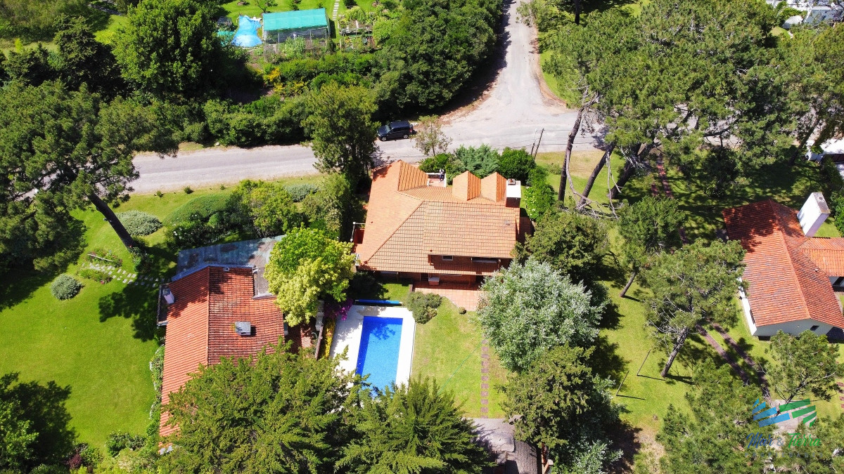 Casa ID.1809 - En venta casa de 3 dormitorios con piscina en excelente estado