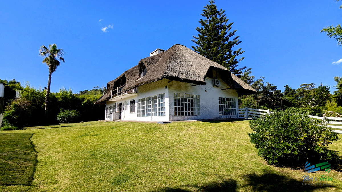Casa ID.1856 - En venta casa 5 con piscina, a 1 cuadra de la playa mansa, Pintares, Punta del Este